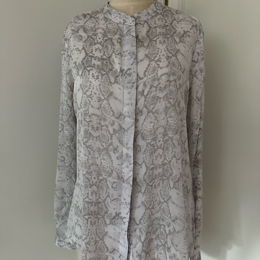 Liz Claiborne (M) blouse: front buttons w/long sleeves and stand up collar. - Picture 2 of 9
